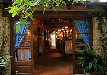 Entrada hotel El Pati