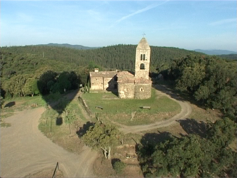 Imatge aèria de l'església de Santa Coloma de Fitor